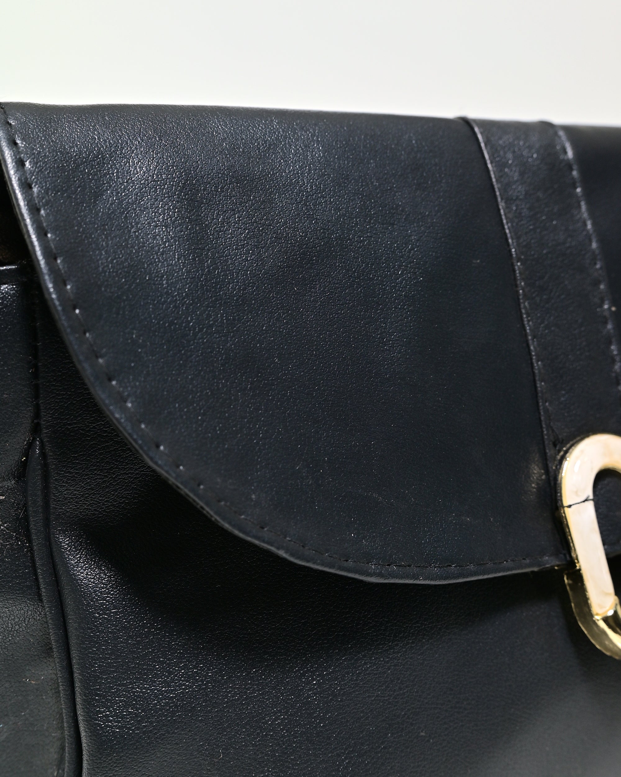 CRS009 - ELEGANT LEATHER CROSSBODY BAG WITH GOLD LOCK