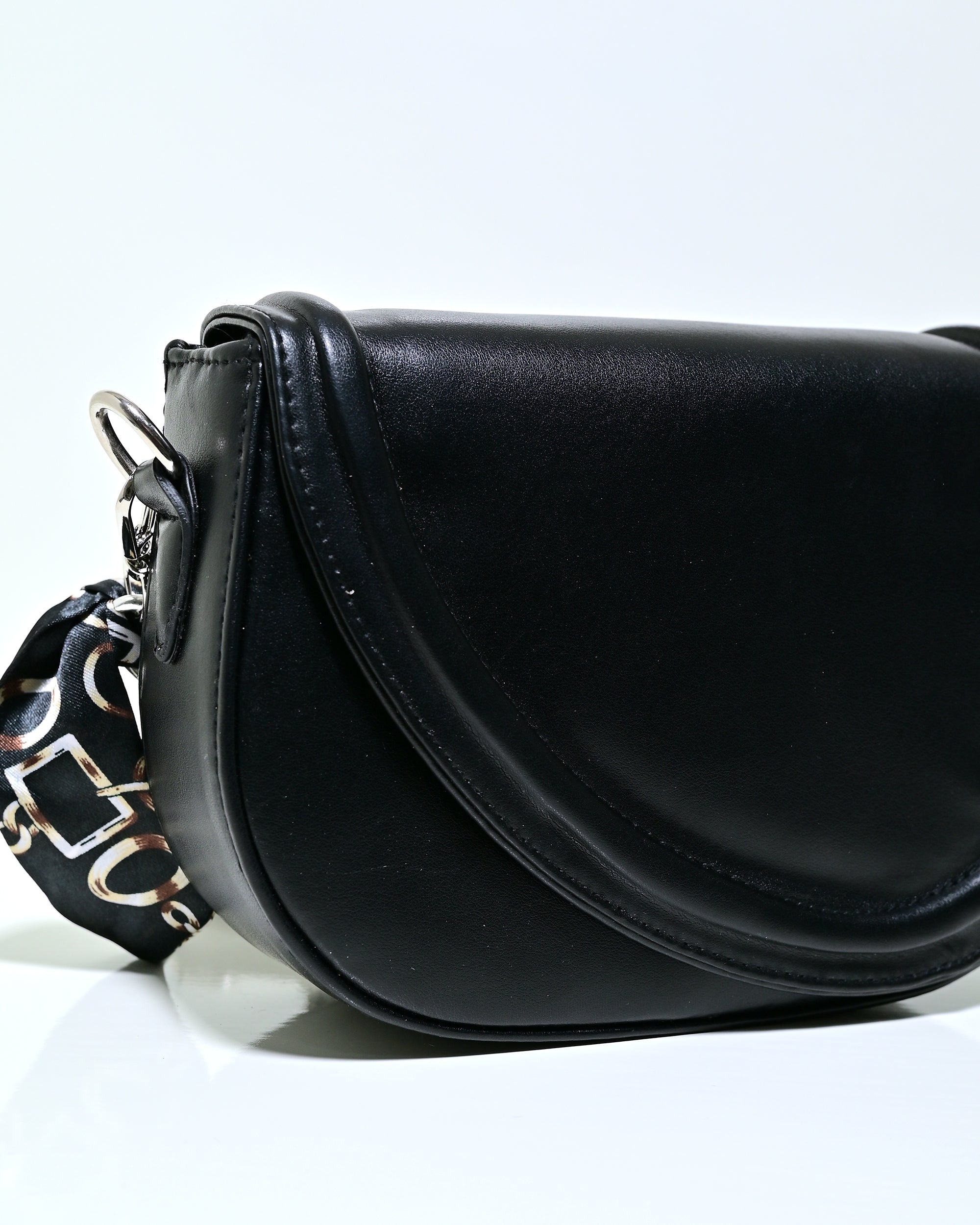 CRS022 - LEATHER HANDBAG & CROSSBODY BAG WITH BOW CHARM.