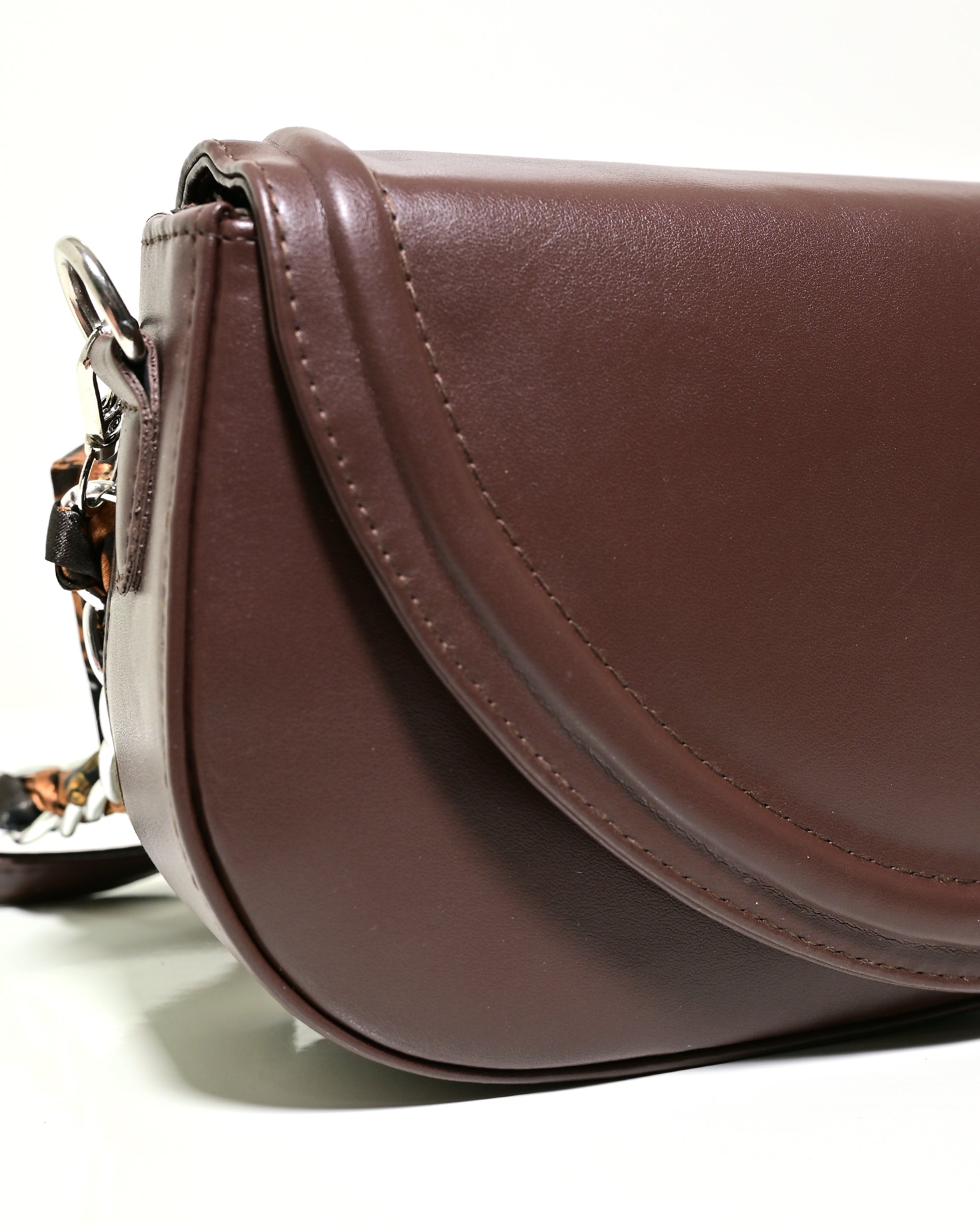 CRS022 - LEATHER HANDBAG & CROSSBODY BAG WITH BOW CHARM.